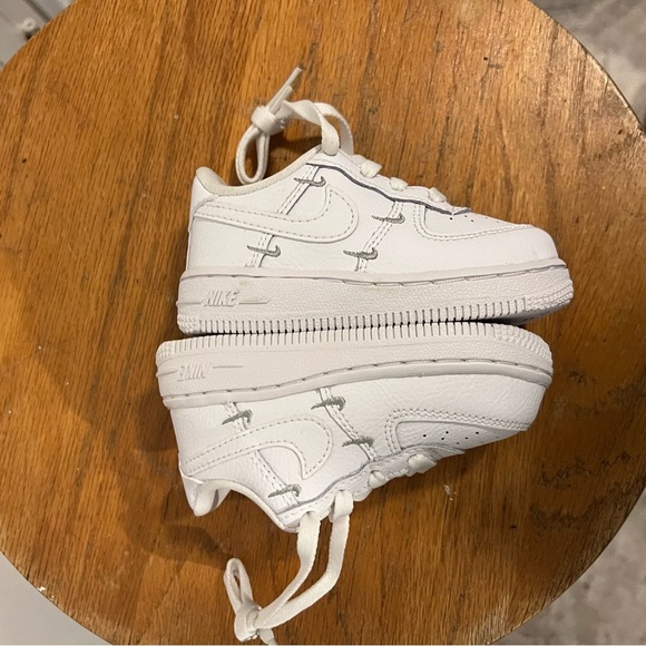 Nike Kids White Sneakers Air Force 1 size 5c - Picture 1 of 11